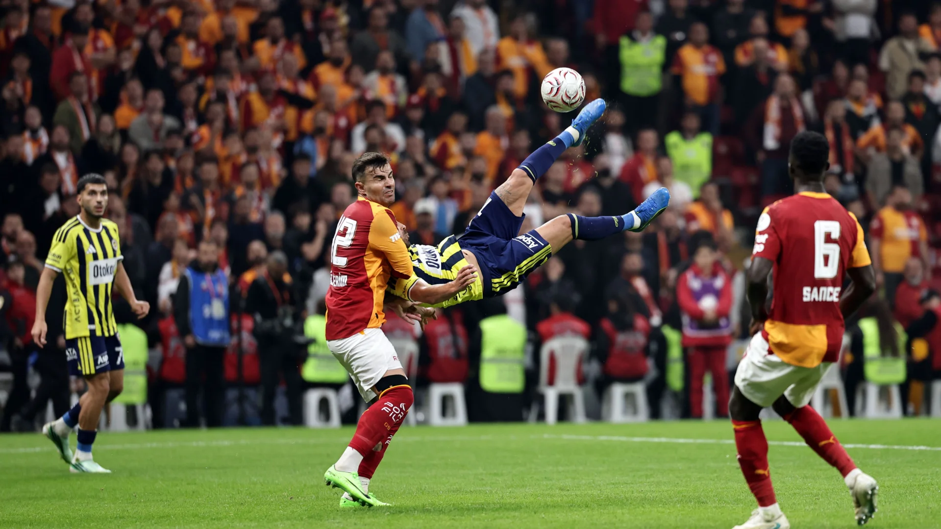 Fenerbahçe Derbide Galatasaray’a 2-1 Mağlup Oldu