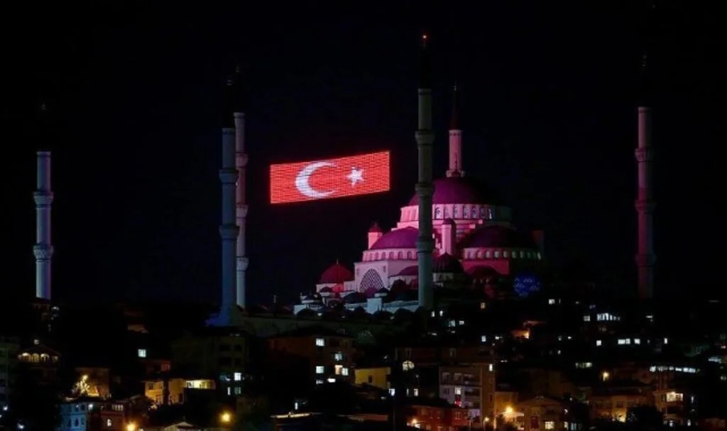 15 Temmuz darbe girişiminin 8. yıl'ı : 90 bin camide sela okunacak