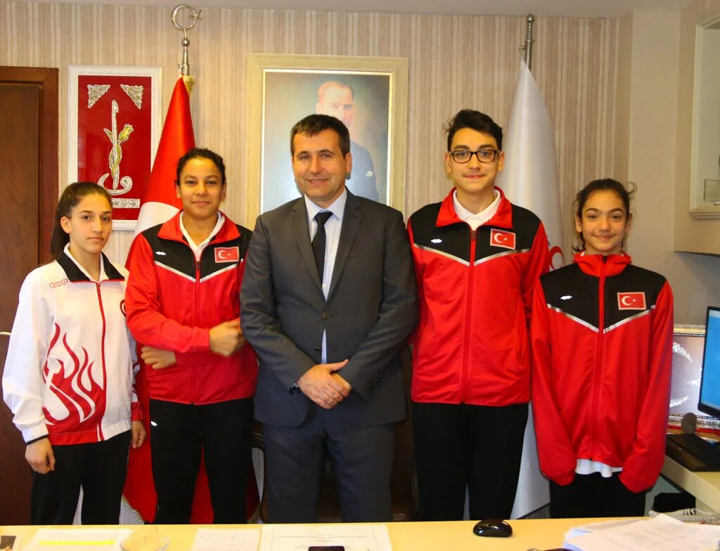 Karayılmaz Başarılı Sporcuları Ödüllendirdi