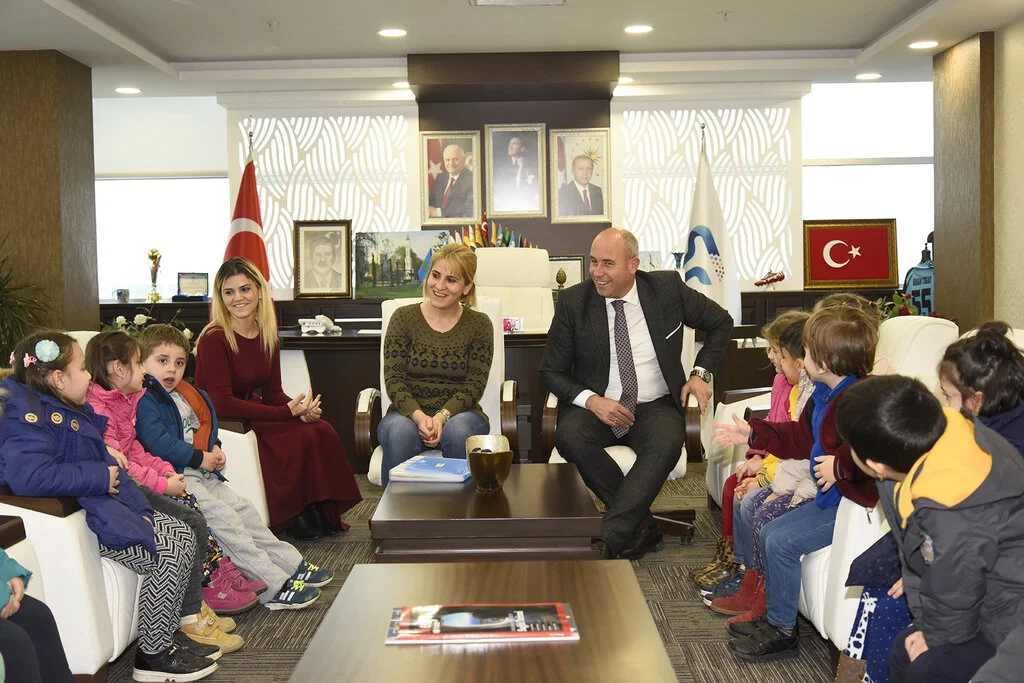 Başkan Togar'a Kendileri Küçük Yürekleri Büyük Ziyaretçiler