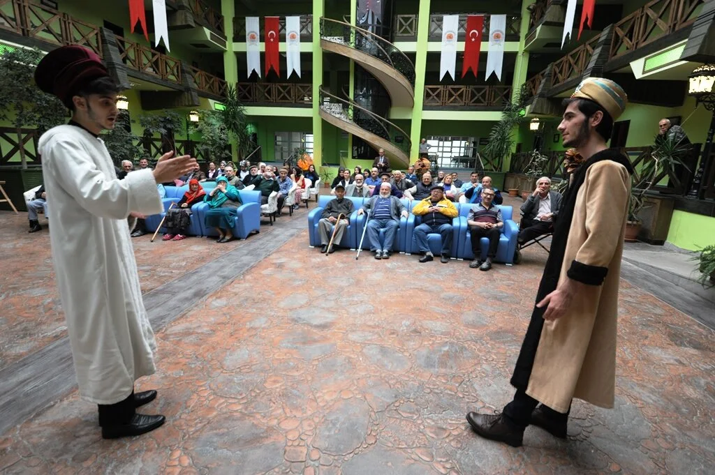 Liseli Öğrenciler Huzurevi Sakinleri için Sahne Aldı