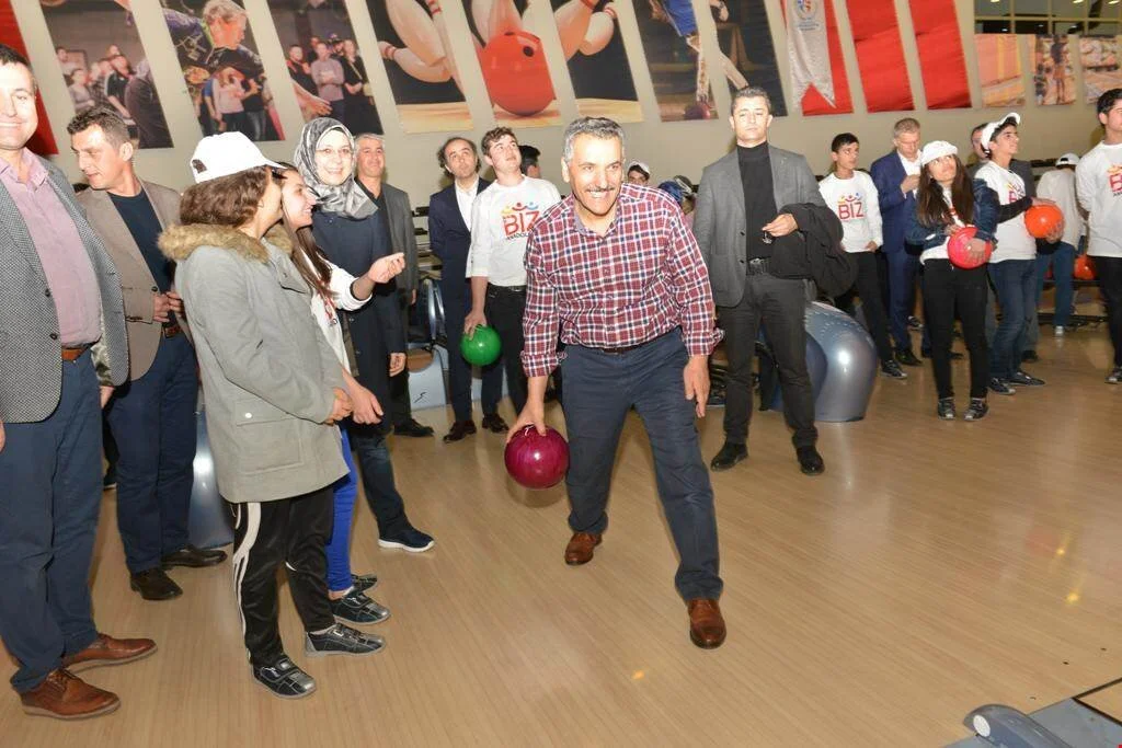 Vali Kaymak Batman'dan Gelen Öğrencilerle Bowling Oynadı