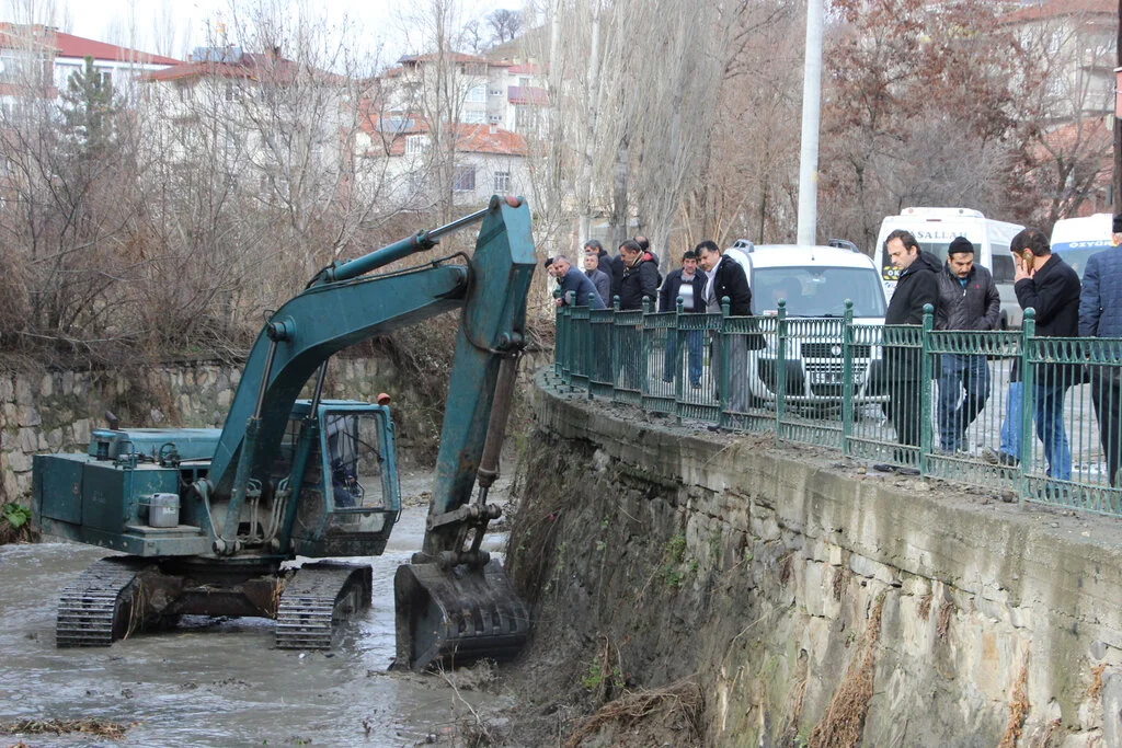 Havza’da İlçe Merkezinden Geçen Dere Temizleniyor