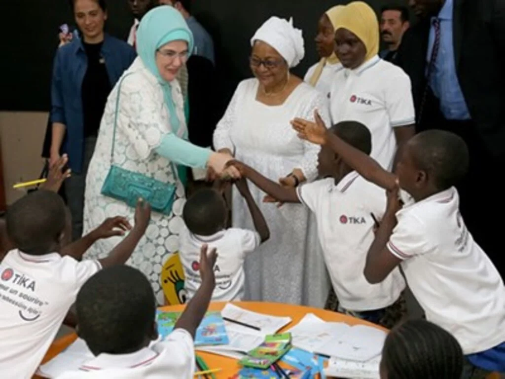 Emine Erdoğan, Mali’de İşitme Engelliler Okulu’nu ziyaret etti