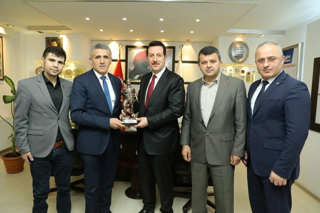 Başkan Tok’a anlamlı ziyaret ve hediye