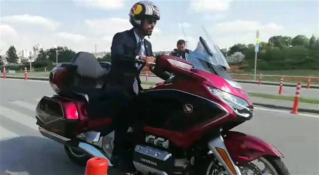 Yemin törenine motosikletiyle geldi