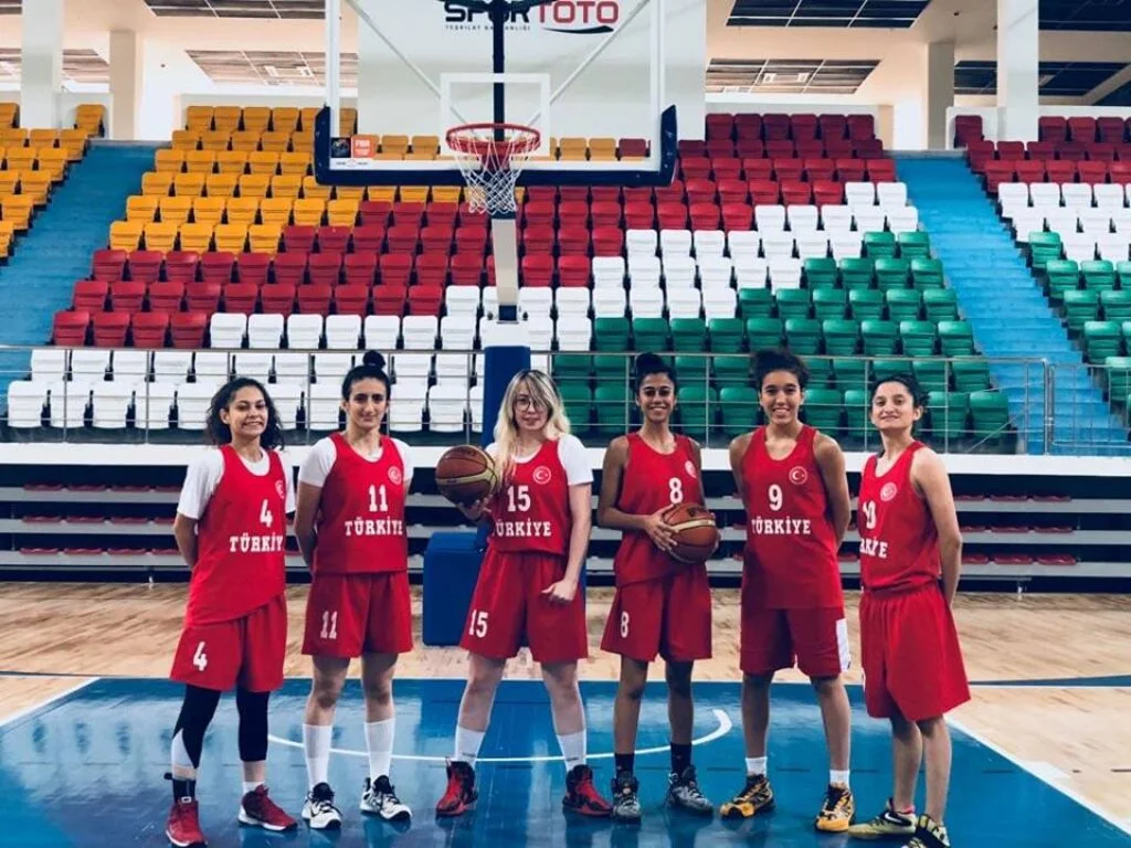 İŞİTME ENGELLİ BASKETBOLCU KIZ ÜLKEMİZİ AMERİKA’DA TEMSİL EDECEK
