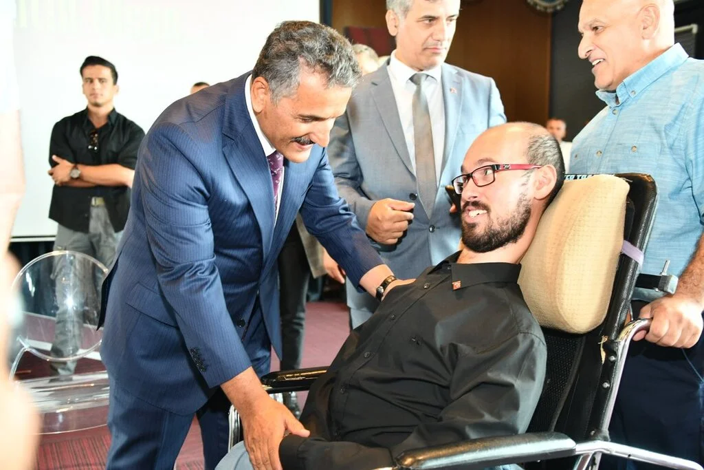 BAYRAMIN İLK GÜNÜ DEVLET MİLLETİYLE BULUŞTU