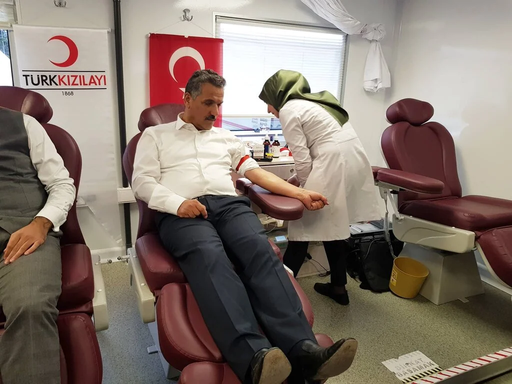 VALİ OSMAN KAYMAK KIZILAY'A KAN BAĞIŞINDA BULUNDU