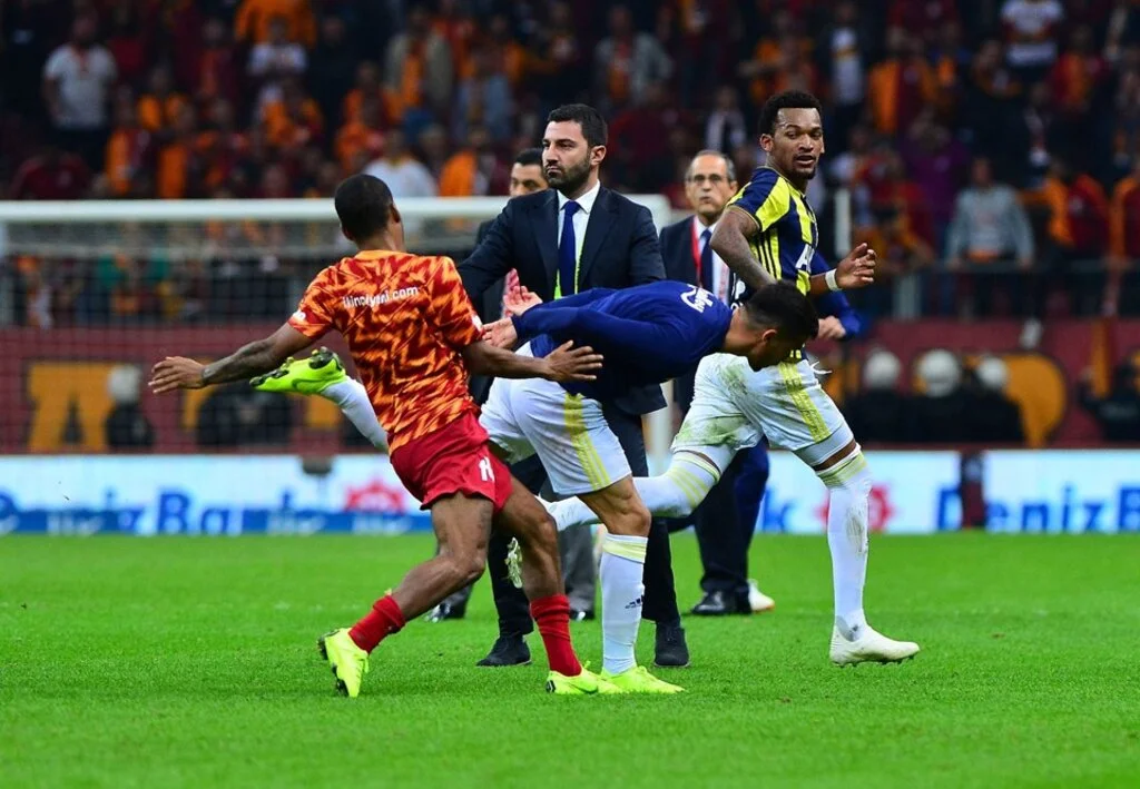 Olaylı Derbide 3 kırmızı kart