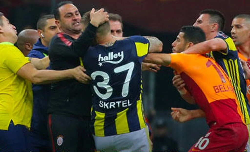 Galatasaray'ın hocası Hasan ŞAŞ'tan  Fenerbahçeli Futbolculara saldırı