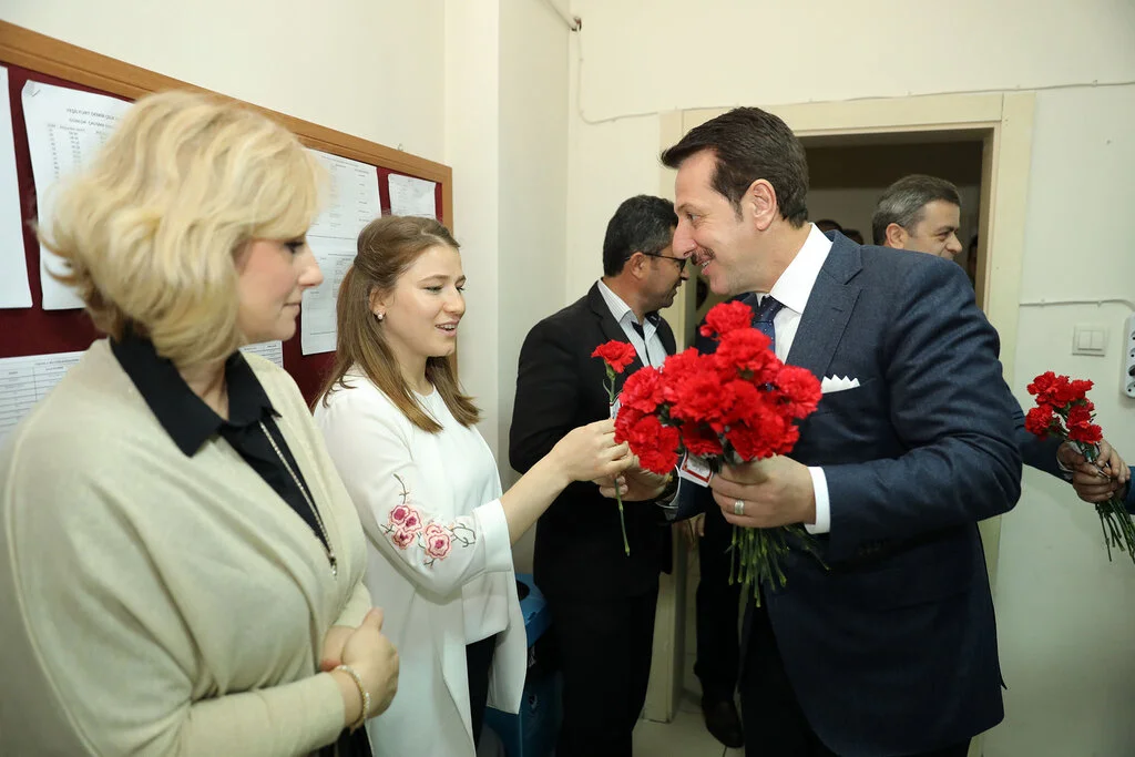 BAŞKAN TOK’TAN İLKADIMLI ÖĞRETMENLERE ÇİÇEK…