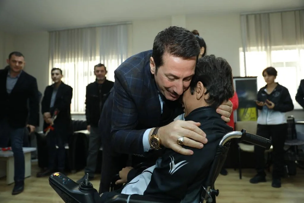 BAŞKAN TOK’TAN ENGELSİZ YAŞAM MERKEZİNE ZİYARET…