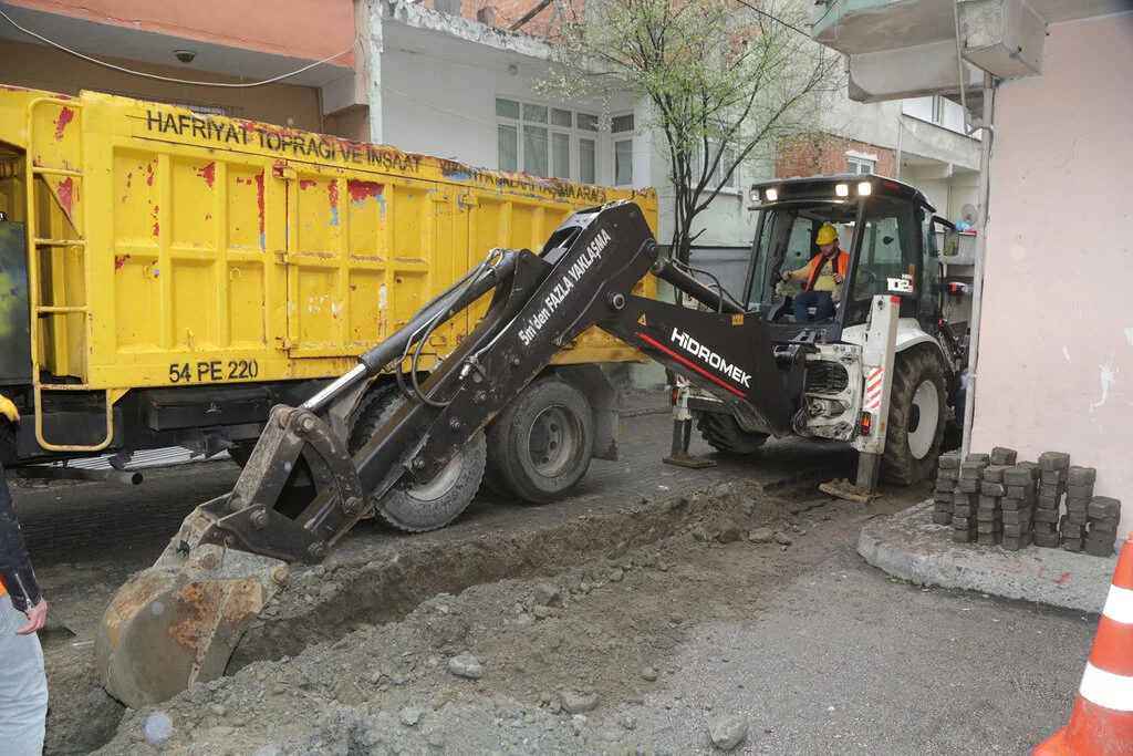 Anadolu Mahallesi'ne doğalgaz için ilk kazma vuruldu.