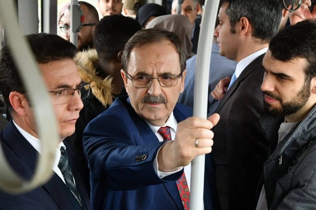 Zihni Şahin, OMÜ'ye Otobüsle Gitti, Öğrencilerle Buluştu
