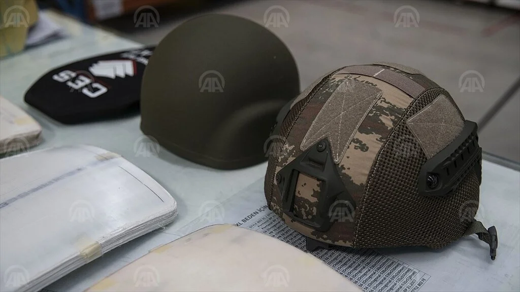 Avrupalı askeri 'Türk miğferi' koruyor