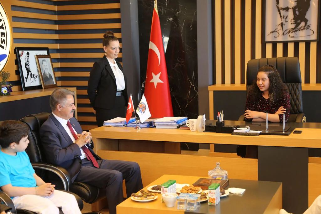 Başkan Deveci koltuğu devretti.