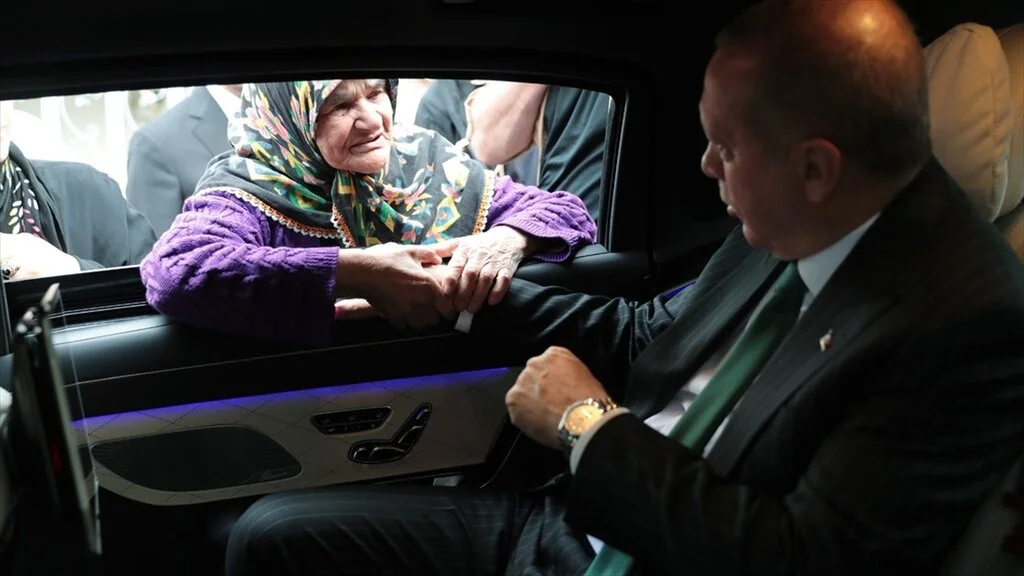 Makam Aracını Durdurarak Vatandaşlarla Sohbet Etti
