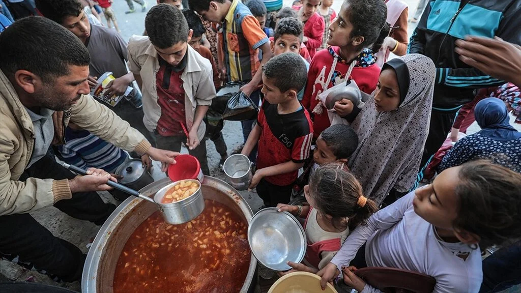 Gazzeli yoksullar iftarını 'ramazan tekkesiyle' açıyor