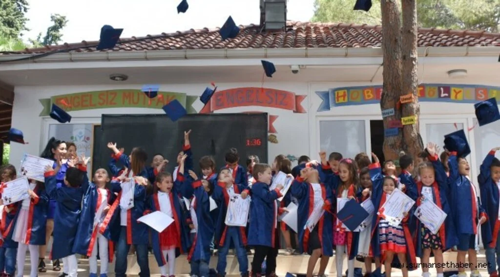 Küçüklerin mezuniyet sevinci