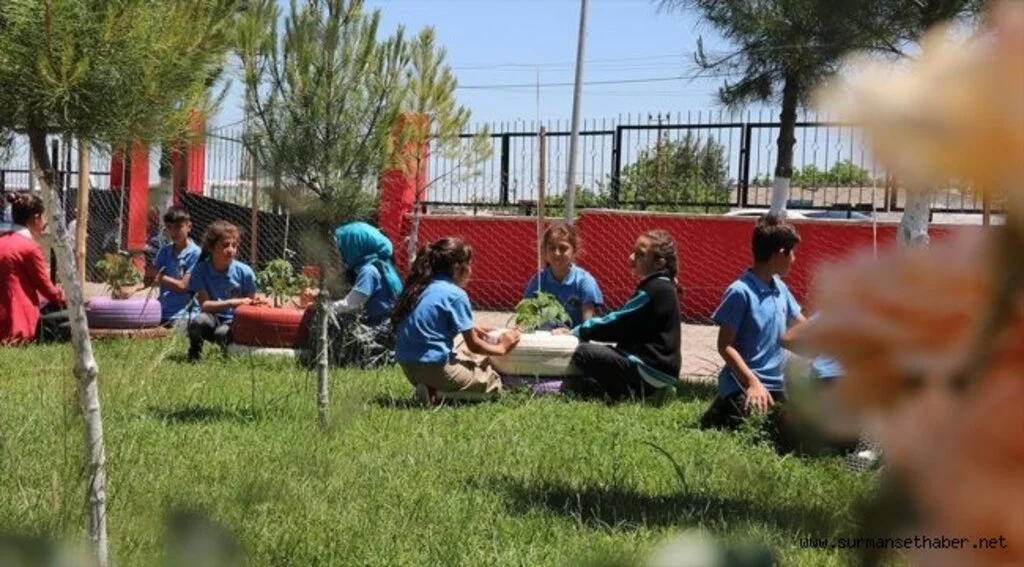 Okulda hayvan ve bitkilere dokunarak öğreniyorlar