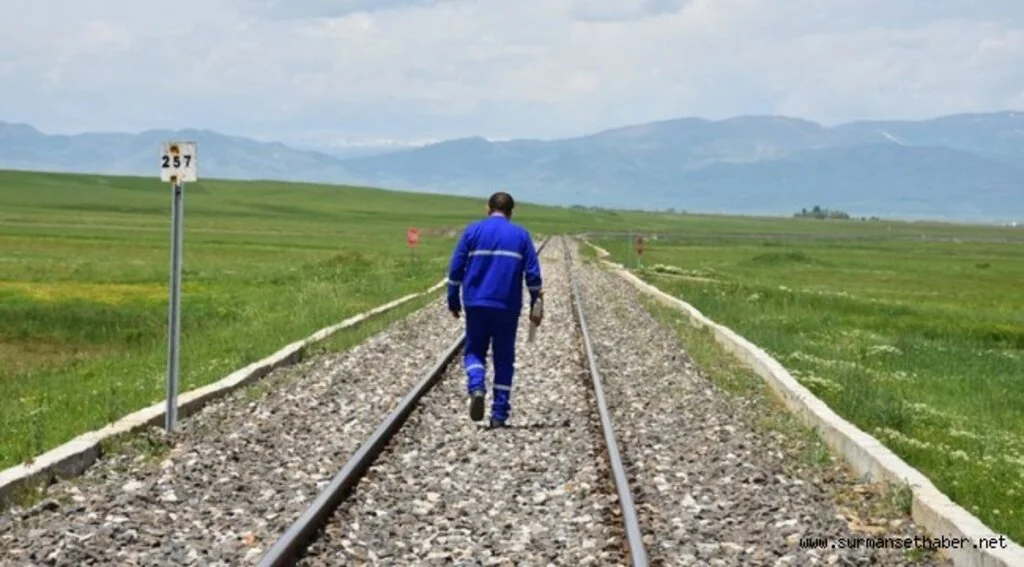 Rayların güvenliği için kilometrelerce yol yürüyorlar