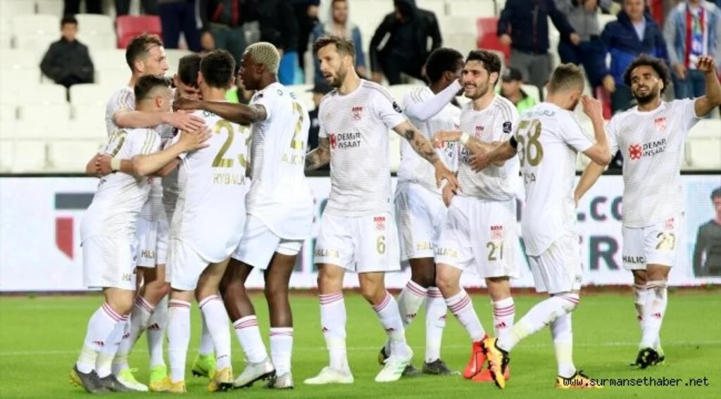 Sivasspor'un yüzü evinde güldü