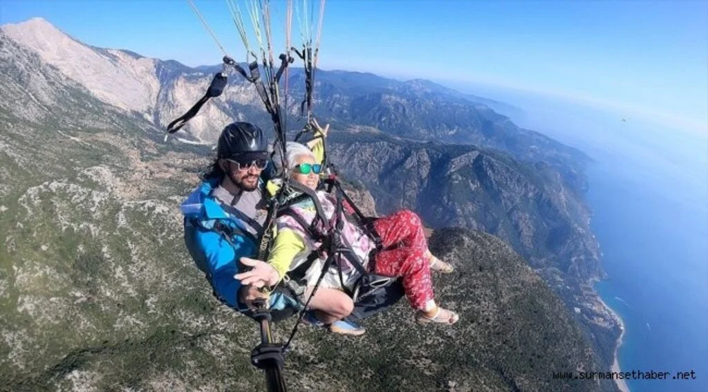 75'lik Çinli kadının yamaç paraşütü heyecanı