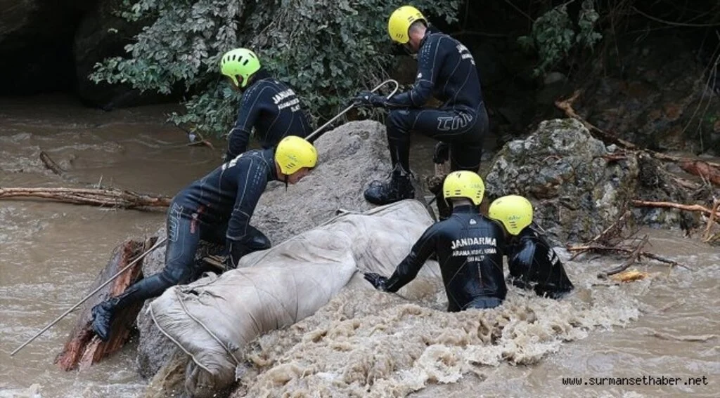 Araklı'daki selde kaybolan 3 kişiyi arama çalışmaları sürüyor