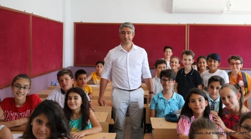 BAŞKAN OKTAY ÇOCUKLARIN KARNE SEVİNCİNE ORTAK OLDU