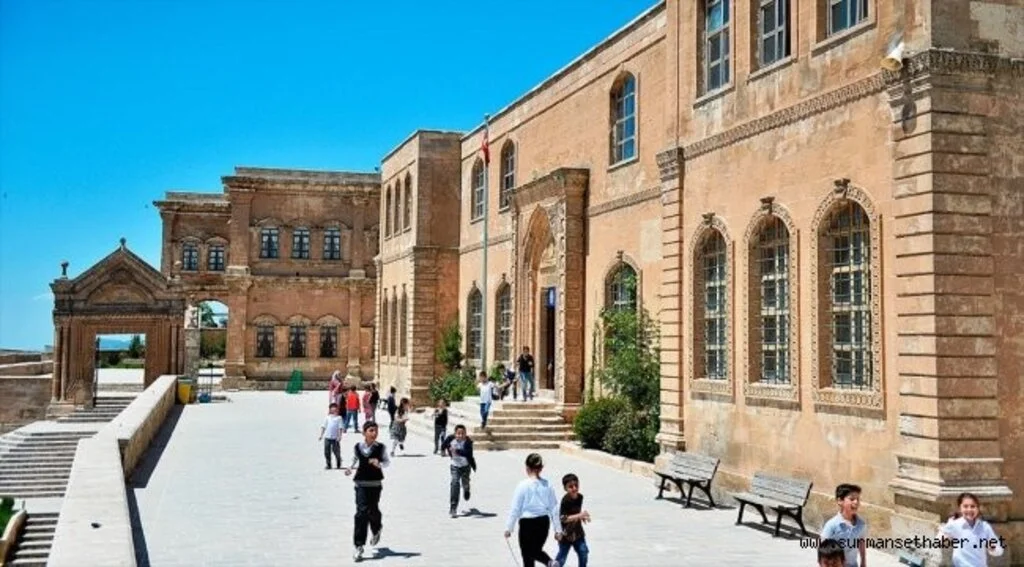 Bu enstitüde el sanatları ustaları yetiştiriliyor