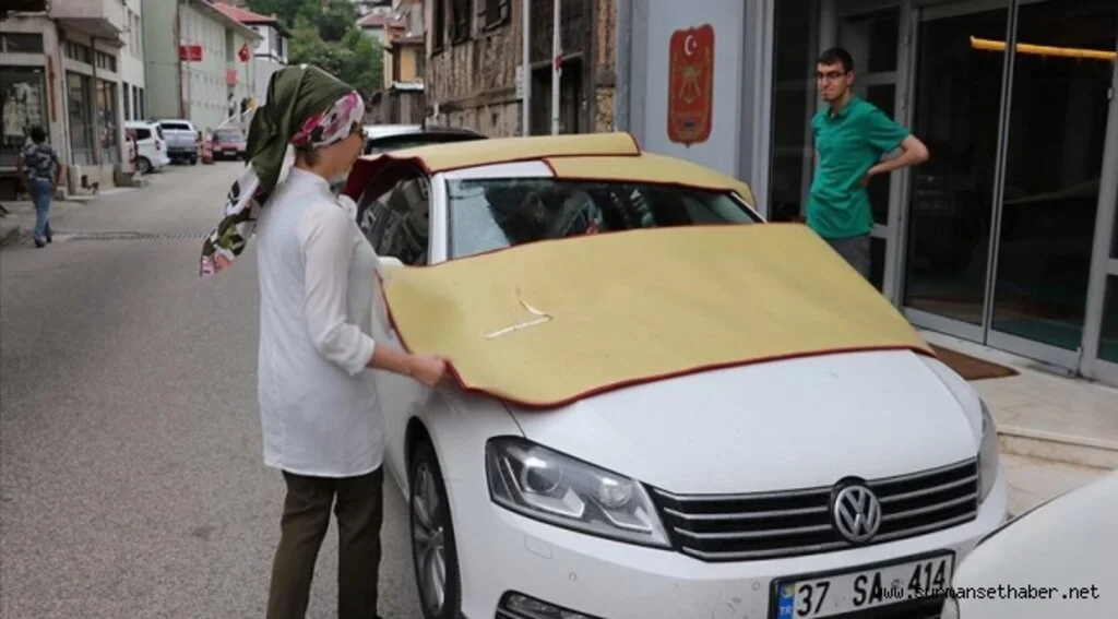 Her dolu uyarısında araçlarının üzerini kapatıyorlar
