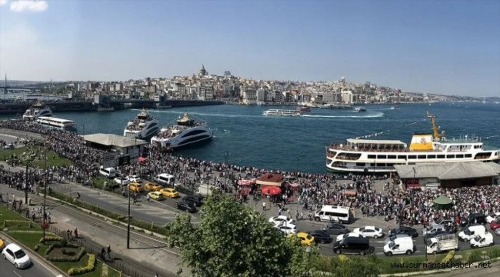 İstanbul'da vatandaşlar tarihi ve turistik mekanlarına akın etti