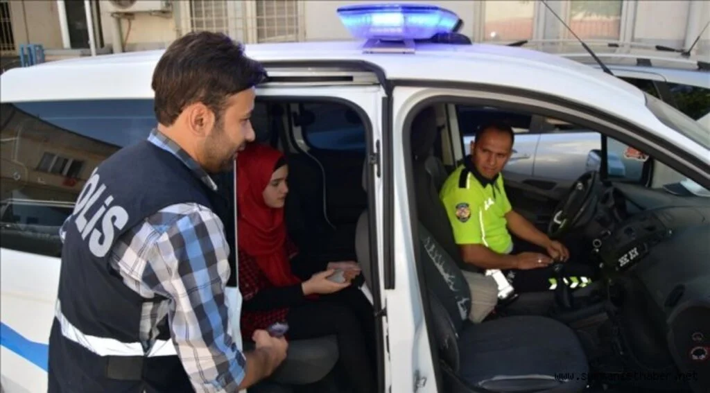 Kimliğini unutan öğrenciyi polisler sınava yetiştirdi