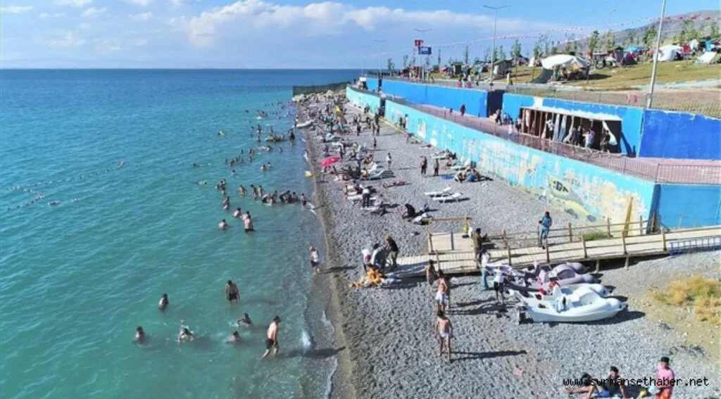 Sıcaktan bunalanların tercihi Van Gölü sahilleri