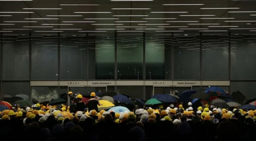 Son Dakika ! Hong Kong'ta protestocular meclisi bastı
