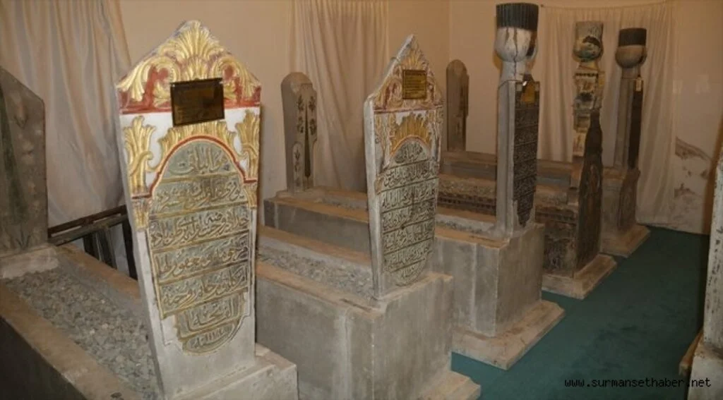 Türbedeki mezar taşlarının dili