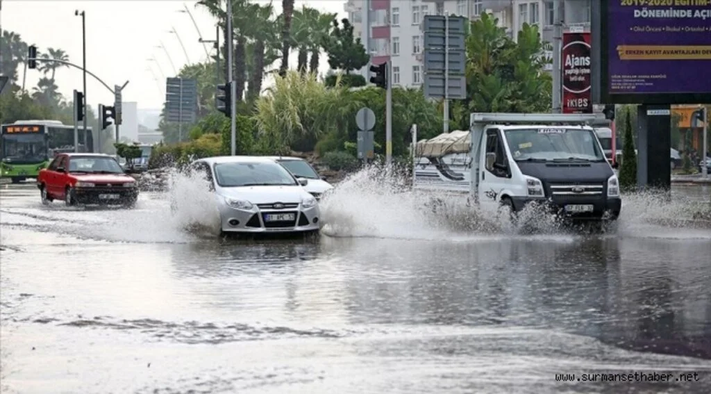 Adana'da sağanak hayatı olumsuz etkiledi