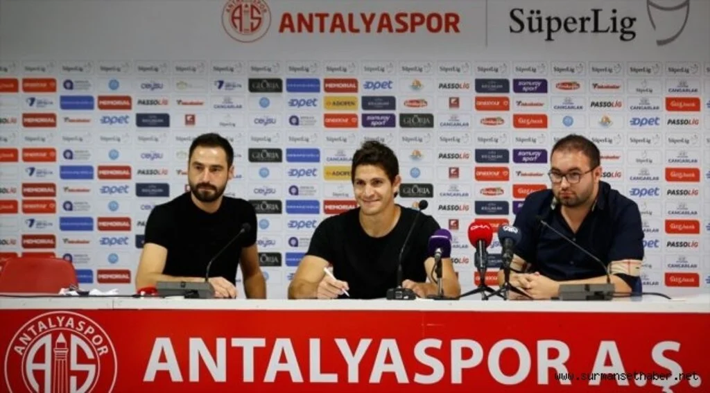 Antalyaspor'un yeni transferi Leschuk imzayı attı
