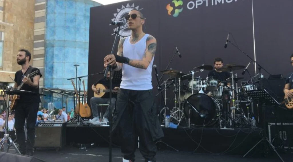 Can Bonomo hayranlarını coşturdu