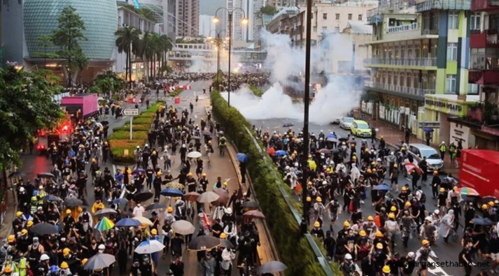 Hong Kong'da protestocuların liderlerine gözaltı