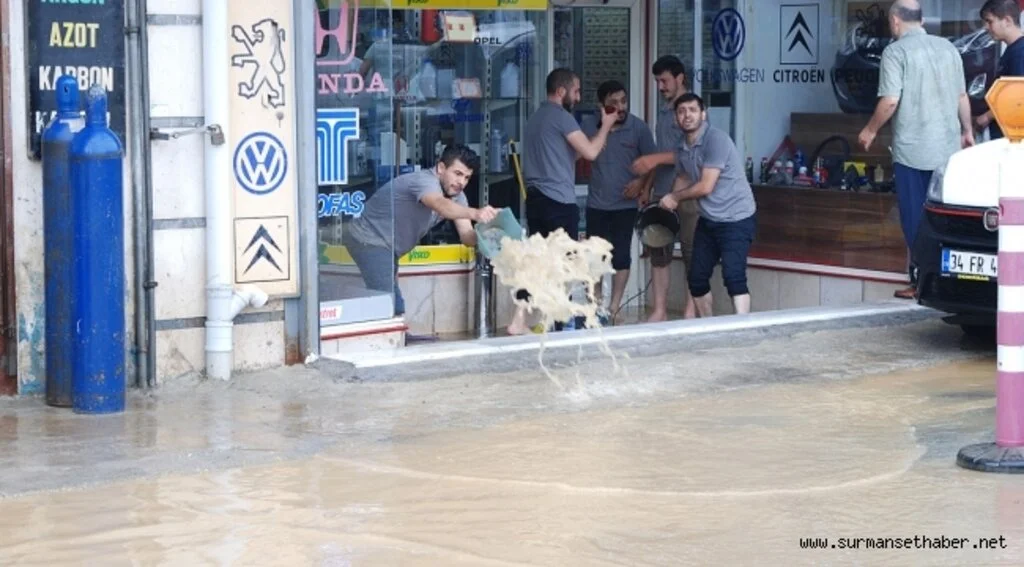 İstanbul'da sağanak yaşamı olumsuz etkiledi