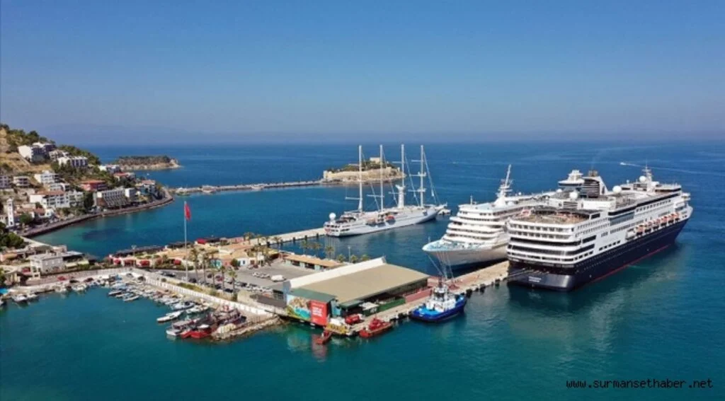 Kuşadası'na 3 gemiyle 2850 yolcu geldi