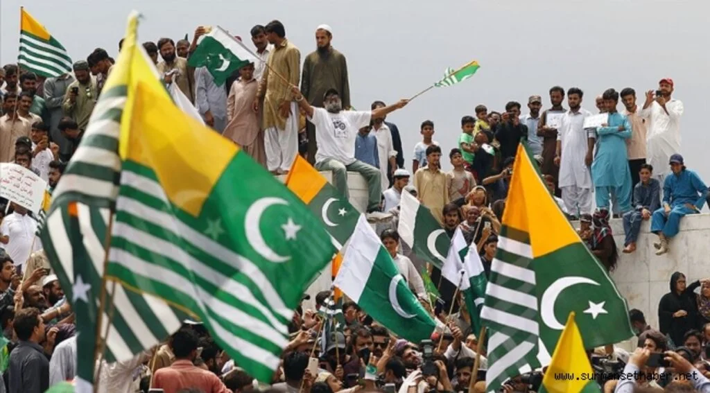 Pakistan halkı Keşmirlilerle dayanışma için sokaklara çıktı