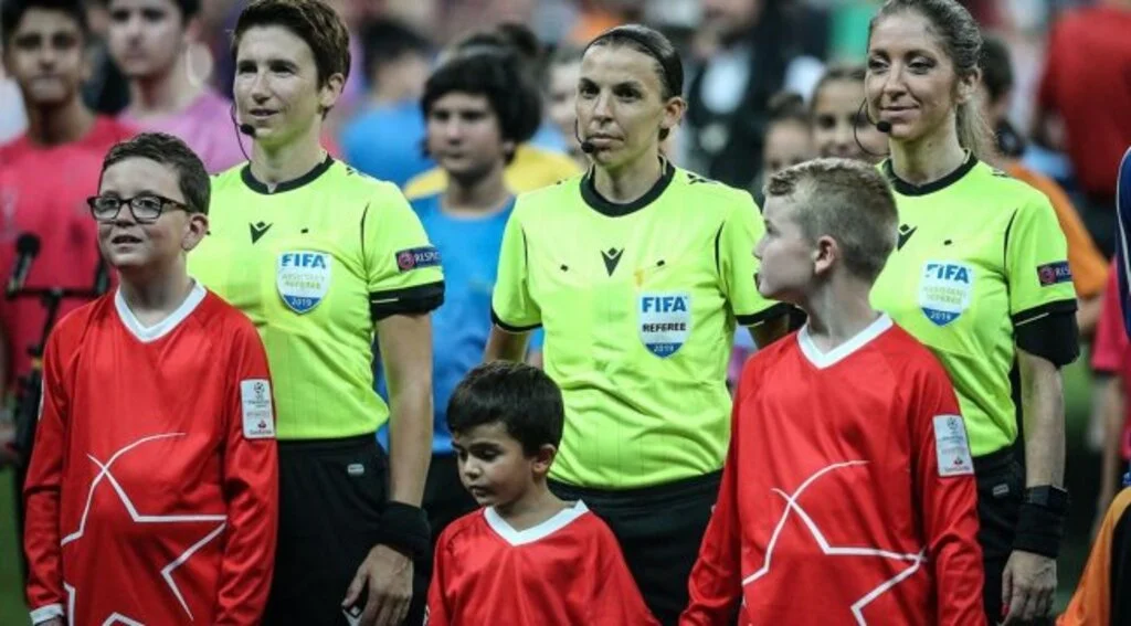 UEFA Süper Kupa finalini kadın hakemler yönetti