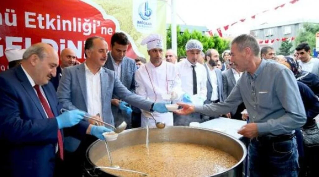 Bağcılar Belediyesinden vatandaşlara aşure ikramı