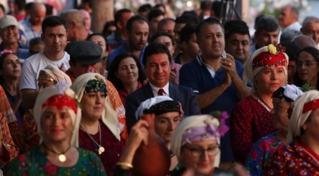 MEYDANDA KEŞKEK KAZANI, BARLAR SOKAĞINDA KARAOVA ÜZÜMÜ