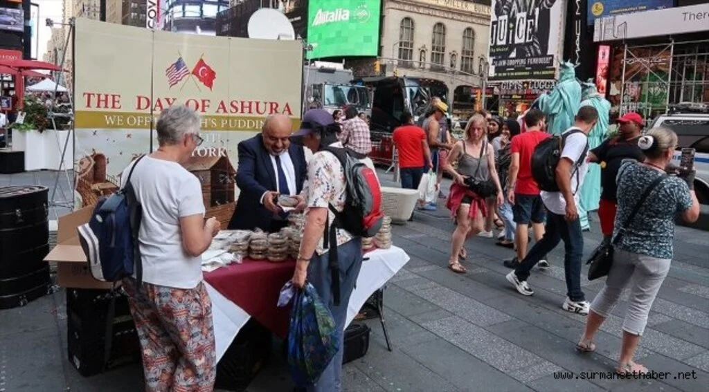 Times Meydanı'nda aşure ikramı
