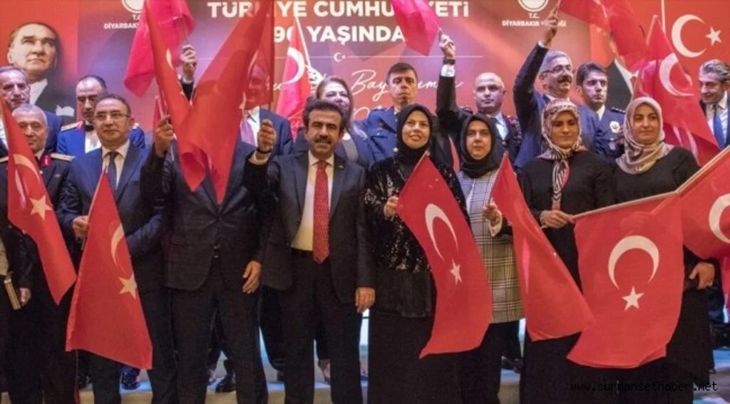 Diyarbakır'da evlat nöbeti tutan anneler de Cumhuriyet Bayramı törenine katıldı