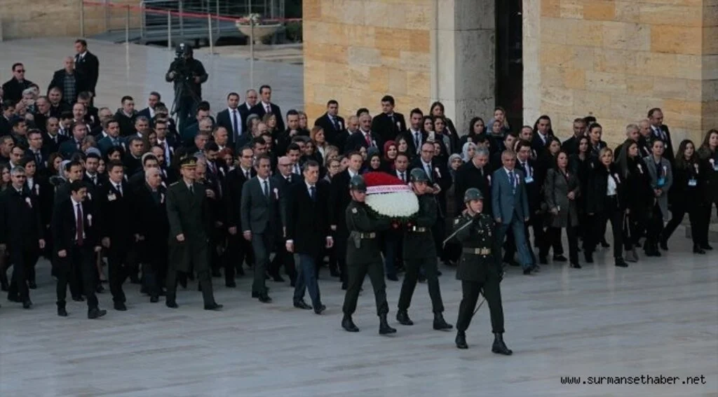 Bakan Selçuk ve öğretmenler Anıtkabir'i ziyaret etti